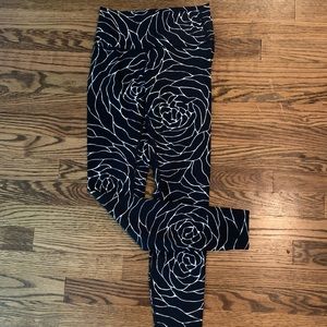 Lululemon Wunder Unders Black and white rose print